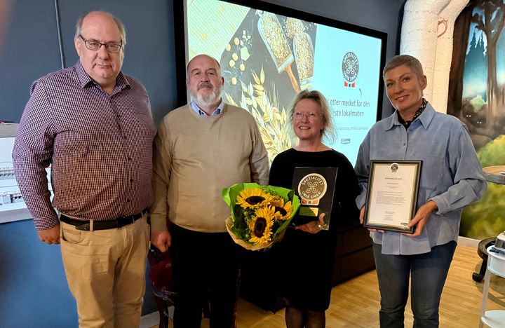 TIldeling av Spesialitet på Smaka på Finnskogen lørdag 30. august. F.v. Per Gunnar Sveen - leder hovedutvalg for næring for Innlandet fylkeskommune, Rune Grenberg - ordfører Grue kommune, Anne Aamodt - Ebbas Matgleder og Marit Strand, fagsjef Spesialitet i Stiftelsen Norsk Mat.