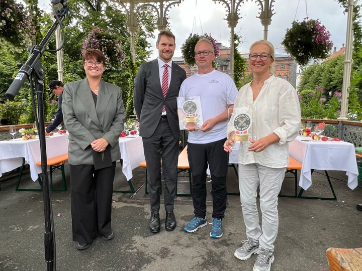 Juviksild mottok to Spesialitetsmerker under Bergen matfestival. Landbruks- og matminister Nils Kristen Sandtrøen stod for tildelingen. F.v. adm. dir. i Stiftelsen Norsk Mat Anne Mette Johnsen, landbruks- og matminister Nils Kristen Sandtrøen, Jon Ragnvald Sporsheim og Hanne-Cecilie Sporsheim.