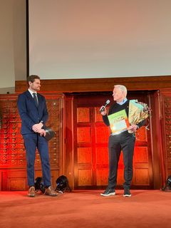 Geir-Rune Larsen takker for prisen som ble tildelt av landbruks- og matminister Nils Kristen Sandtrøen. F.v. Landbruks- og matminister Nils Kristen Sandtrøen og vinner Geir-Rune Larsen.