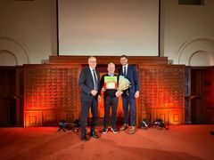 Den stolte vinneren Geir-Rune Larsen med landbruks- og matministeren og styreleder i Stiftelsen Norsk Mat. F.v. Styreleder i Stiftelsen Norsk Mat Håkon Mageli, vinner Geir-Rune Larsen og landbruks- og matminister Nils Kristen Sandtrøen.