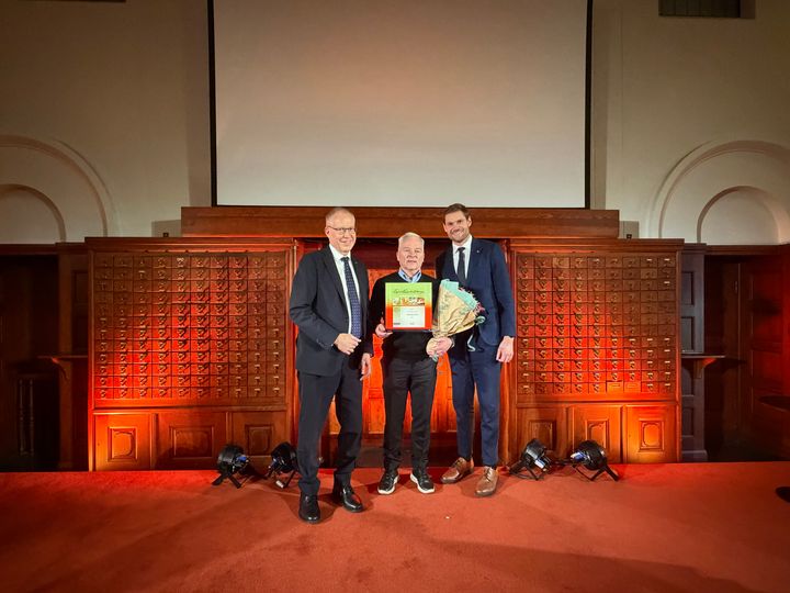 Vinner av Ingrid Espelid Hovigs matkulturpris Geir-Rune Larsen. Prisen ble delt ut av landbruks- og matminister Nils Kristen Sandtrøen. F.v. Styreleder i Stiftelsen Norsk Mat Håkon Mageli, vinner Geir-Rune Larsen og landbruks- og matminister Nils Kristen Sandtrøen.