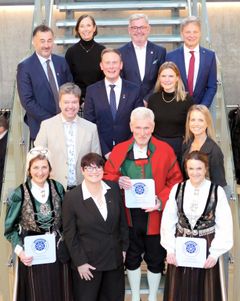 Bakerst frå venstre: Geir Arve Sandvik - varaordførar i Luster kommune, Nina Hegdahl – fagsjef Beskytta nemningar i Stiftelsen Norsk Mat, Bernt Bucher-Johannessen - dagleg leder i HANEN, Dirk Kohlman frå Statsforvaltaren i Vestland, Endre Kleiveland, styreleiar i Sogn Frukt- og siderlaug, Stig Ove Ølmheim, ordførar i Sogndal kommune, Line Bjelde, dagleg leder i Sogn Næring, Eli-Grete Høyvik - Balholm og styreleiar i Hanen, Anne Mette Johnsen – adm.dir i Stiftelsen Norsk Mat, Åge Eitungjerde - Balholm, Bendichte Stedje - salssjef i Visit Sognefjord, Mette Marie Heiberg - Amble Gård.