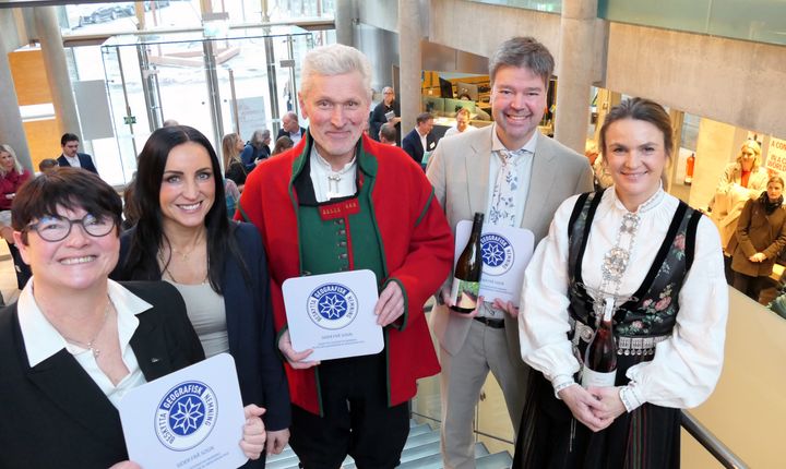 Frå venstre: Anne Mette Johnsen - administrerande direktør i Stiftelsen Norsk Mat, Hanne-Berit Brekken - statssekretær i LMD, Åge Eitungjerde frå Balholm, Endre Kleiveland frå Sogn frukt- og siderlaug og Mette Heiberg frå Amble Gård.