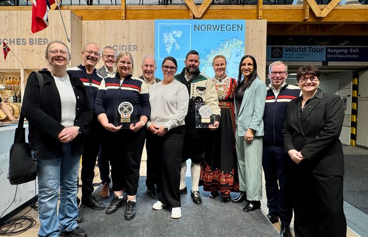 Fra tildelingen av Spesialitet til Galåvolden Gård og Eiker Gårdsysteri på åpningen av den norske standen på IGW i Berlin.