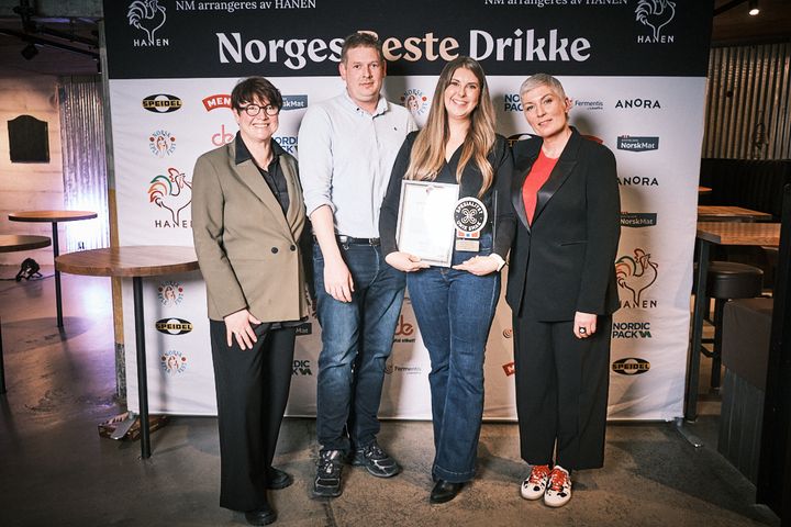 Sjure Eplepresseri ble tildelt Spesialitet til deres Eplemost Eden. F.v: Adm. dir. i Stiftelsen Norsk Mat Anne Mette Johnsen, Håvard Willumsen og Eve Austrheim fra Sjure Eplepresseri og fagsjef Spesialitet Marit Strand.