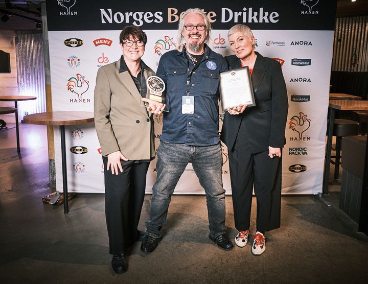 RYGR Brygghús mottok Spesialitet for Hugin Villmynte og sjokoladestout under Norges Beste Drikke. F.v. adm. dir. i Stiftelsen Norsk Mat Anne Mette Johnsen, salgssjef i RYGR brygghús Atle Abel Salvesen og fagsjef Spesialitet Marit Strand.