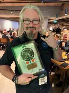 Salgssjef i RYGR Brygghús Atle Abel Salvesen mottok Spesialitetsmerket for Hugin Villmynte og sjokoladestout.