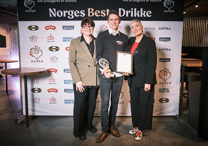 Epleblomsten mottok Spesialitet for Eplemost Gravenstein. F.v.: Adm.dir. i Stiftelsen Norsk Mat Anne Mette Johnsen, kvalitets- og produksjonsansvarlig Ole Martin Sundsvalen i Epleblomsten og fagsjef Spesialitet Marit Strand.