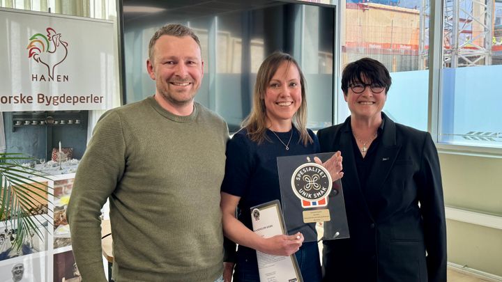 F.v. Arild og Linda Renate Hellekås fra Lien Gård og Anne Mette Johnsen fra Stiftelsen Norsk Mat.