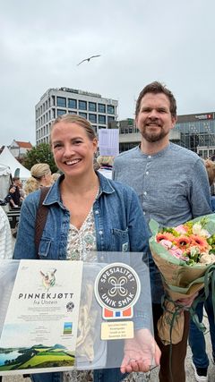 Solveig Marie og Tom Ådneram fra Stølen Kjøttforedling har produsert pinnekjøttet som fikk Spesialitet.