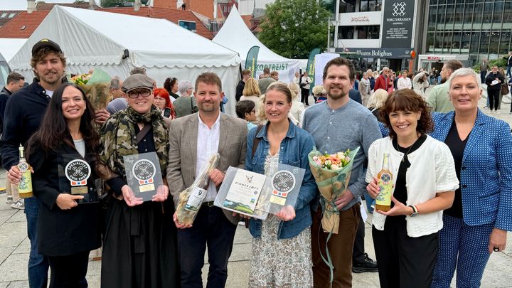 F.v. Jon Eiane Brandal og Elodie Montero fra Eiane Gard, Inger Lise og Anders Schanche Rettedal fra Klostergarden, Solveig Marie og Tom Ådneram fra Stølen Kjøttforedling, statssekretær Anette Stegegjerdet Norberg fra LMD og fagsjef Spesialitet Marit Strand fra Stiftelsen Norsk Mat.