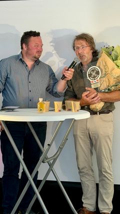 Tor Jacob Solberg og Erik Berglihn under tildelingen i Hanen-teltet på Arendalsuka.