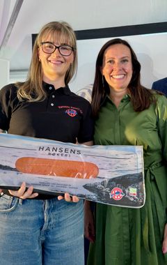 Hansens Røkeri er den første produsenten med produkter merket med Nyt Norge. F.v. Amanda Sire fra Hansens Røkeri og fiskeri- og havminister Marianne Sivertsen Næss.