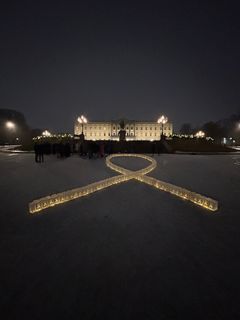 Gullsløyfen er det internasjonale symbolet for barnekreft. På Slottsplassen tennes lys for barn og ungdom vi dessverre har mistet.