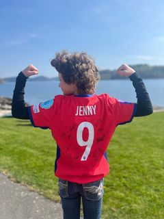 TILBAKE PÅ BANEN: På FotballtrøyeFredag i fjor lå Jenny på sykehus. I år er hun tilbake på banen, og en viktig medspiller på laget i kampen mot barnekreft.