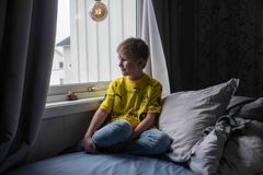 LANGVARIG OG TØFF BEHANDLING: Det er en stor tilleggsbelastning for barn og unge med kreft at de i lange perioder ikke kan delta på fotballtrening eller andre fritidsaktiviteter. FotballtrøyeFredag handler om å vise at vi er på deres lag!