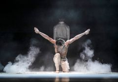 Nasjonalballettens Shaakir Muhammad i verket Stop Motion, koreografert av duoen Sol León og Paul Lightfoot. Foto: Erik Berg