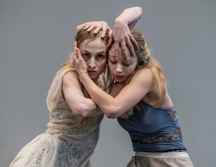 Grete Sofie Borud Nybakken (t.v.) danser rollen som villanden, mens Julie Petanova er Hedvig når Marit Moum Aunes Vildanden har premiere i Operaen 14. mars. Foto: Erik Berg