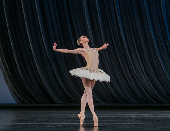 Hele Nasjonalballetten står på scenen når George Balanchines ikoniske helaften Jewels danses i Norge for aller første gang 5. oktober. Foto: Erik Berg