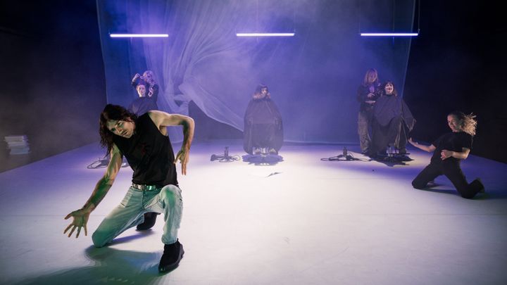 Koreograf Sindri Runudde kommer til Operaen med forestillingen Cosmetic Demons 11. og 12. oktober under CODA Oslo International Dance Festival. Foto: Thomas Zamolo