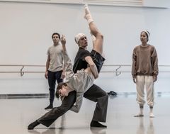 Nasjonalballettens dansere Anaïs Touret og Mathias Tannæs under prøvene på Jo Strømgrens nye verk Stigma. Foto: Erik Berg