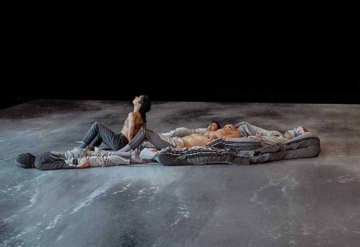 Brise-lames er ett av tre verk som utgjør trippelforestillingen Thrice, koreografert av Damien Jalet og framført av dansekompaniet Nagelhus Schia Productions. 21. og 22. juni danses Thrice i Operaen. Foto: Tale Hendnes