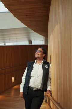HOVEDSAMARBEIDSPARTNER: Konsernsjef i OBOS Daniel Kjørberg Siraj i foajeen i Operaen.