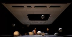 Regissør Tatjana Gürbaca og scenograf Klaus Grünberg skaper et utenomjordisk univers på Hovedscenen.