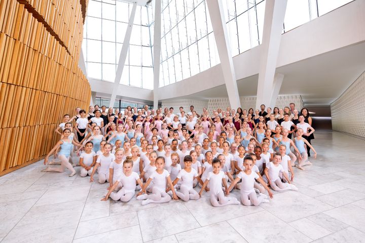 Rundt 130 ballettelever pluss ansatte samlet i Operaen for å feire Nasjonalballettskolens 60-årsjubileum – og skolens nye navn. Foto: Jörg Wiesner