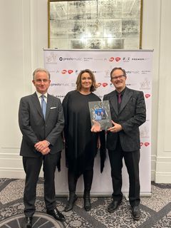 Dominic Fyfe, Direktør i Decca, Randi Stene, operasjef ved Den Norske Opera og Ballett, og hovedrolleinnhaver, Gerald Finley, mottok prisen for Beste opera-album under årets Gramophone Classical Awards.