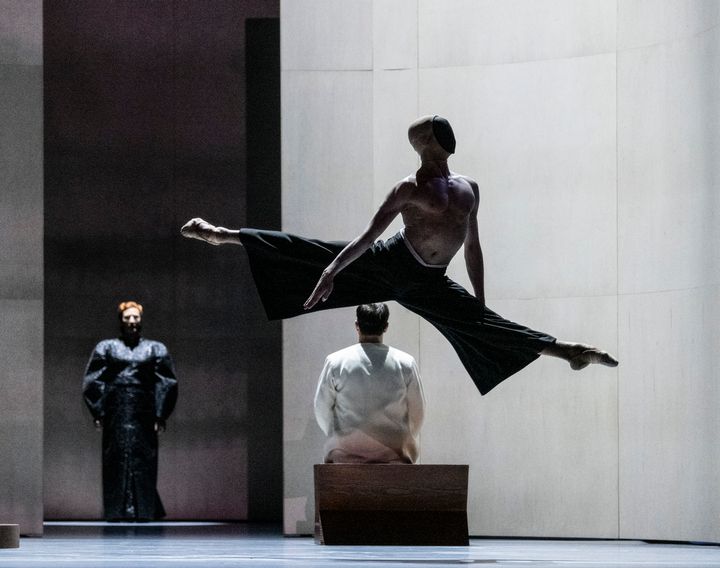 Giuseppe Ventura, Dame Sarah Connolly og Paul Appleby i Del 1: Sønn av Wayne McGregors Jocasta’s Line.