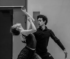 Sofia Blok Lysvåg og Jakob Köpf Lindström i Alan Lucien Øyens «Youth».