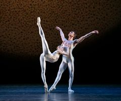 Grete Sofie Borud Nybakken og Philip Currell i Tetleys «Voluntaries», da den ble danset i Operaen i 2020.