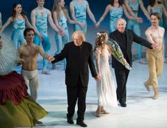 Glen Tetley (til høyre) ville ha fylt 100 år i 2026. Her avbildet med komponist Arne Nordheim og Nasjonalballetten i 2006.