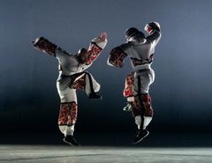 «Láhppon/Lost» tar utgangspunkt i det religiøst-politiske Kautokeino-opprøret i 1852, og undersøker det fra dagens verdensbilde.