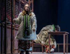 Joikeren Lávre Johan Eira står på scenen sammen med danserne, her med Yoshifumi Inao.