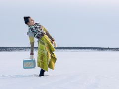 Simone Grøtte er en kritikerrost koreograf fra Lakselv i Finnmark, blant annet kjent for publikumssuksessen «GLEMT» som ble vist i Operaen i fjor.