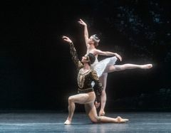 Whitney Jensen som Nikiya og Ricardo Castellanos som Solor i 2022.