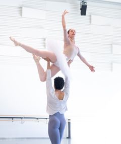 Nasjonalballettens solist Melissa Hough danser den tredje hovedrollen som Gamzatti i La Bayadère.