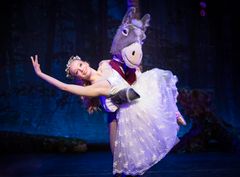 6.-9. mai er det duket for den årlige elevforestillingen til Nasjonalballettskolen ved Den Norske Opera & Ballett. Her ser du Selma Orten som Titania og Maximilien Bogdan som Bottom i «En midtsommernattsdrøm».