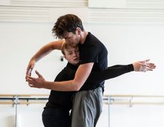 Gabriel Gudim og Linus Lynch under prøvene på León & Lightfoots «Salle de danse», som får norgespremiere med Nasjonalballetten 9. oktober.