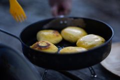 Dette er enkel og smakfull turmat. Stek maisbrødene til de får en fin og gylden farge. Foto: Kasper Fosser