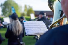 Stien har elementer fra flere kjente og kjære melodier, som «Jeg gikk en tur på stien», «Jeg snører min sekk» og "Tante Sofies sang".