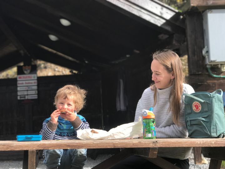 Gapahuken gir ly fra vær og vind og er et godt sted å nyte matpakka på tur.
