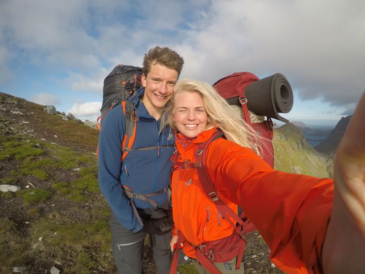 Et par på tur i fjellet tar en selfie.