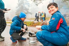 Friluftsknappen inneholder 60 ulike oppgaver som kan gjøres ute i naturen gjennom året.