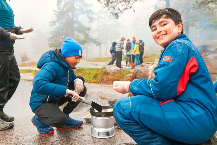 Friluftsknappen inneholder 60 ulike oppgaver som kan gjøres ute i naturen gjennom året.