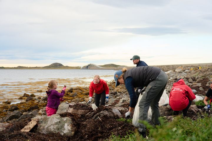 Folk plukker søppel i fjæra på Smøla