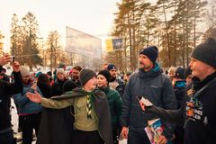 Speiderne viser H.K.H Kronprins Haakon rundt på sine aktiviteter under den offisielle åpningen av Friluftslivets år på Sognsvann.