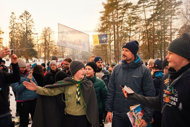 Speiderne viser H.K.H Kronprins Haakon rundt på sine aktiviteter under den offisielle åpningen av Friluftslivets år på Sognsvann.